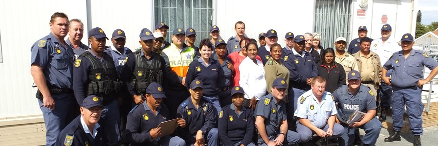 Hierdie groot  groep SAPD-lede het verlede week Dinsdag-oggend in Gansbaai 'n Overberg Cluster Operasie geloods waaraan 12 stasies vanoor die hele gebied deelgeneem het. DiÃ© misdaadvoorkomings-operasie was spesifiek gemik op dwelms, perlemoen, gesteelde goedere en gesoekte verdagtes. Volgens Gansbaai SAPD se media-inligtingsoffisier,  A/O Wynand le Roux, was hierdie optrede suksesvol en dit het ook gedien as 'n bewusmakings operasie.